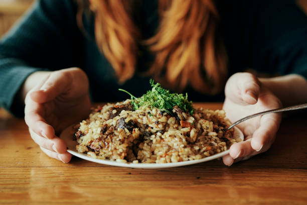 Assiette de féculents devant une femme