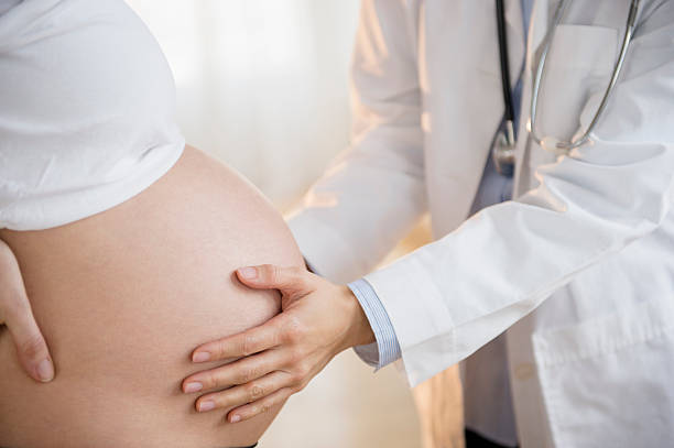 Femme enceinte qui consulte un ostéopathe en fin de grossesse
