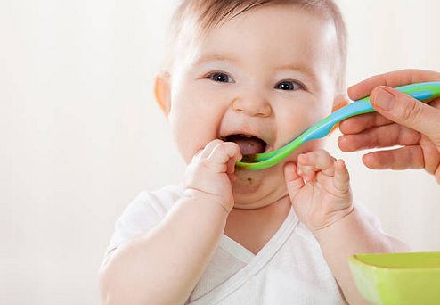 Zoom sur les 4 repas par jour pour un enfant de 6 mois