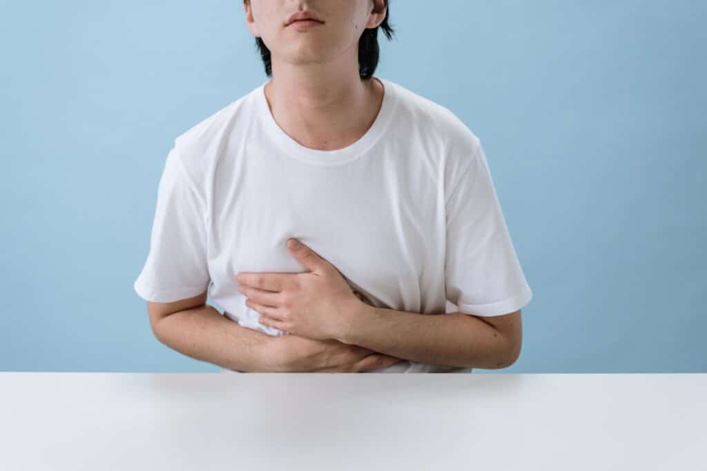 Quelle maladie provoque des douleurs abdominales ?